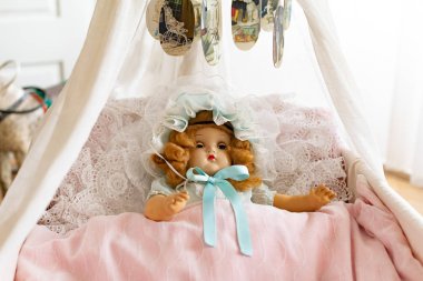 Çocuklar oynamak için oyuncaklar ve bebekler ile anaokulunda oda