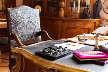 Güzel ahşap sandalye ve büyük masa ile Klasik Eski Ofis Odası