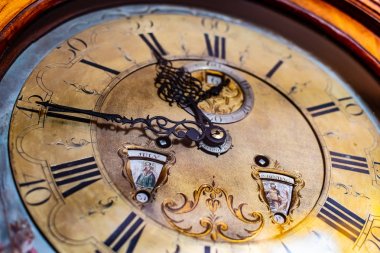 Güzel retro ve eski antik duvar saati