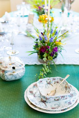 Güzel masa ayarı Güzel Antik Bardaklar