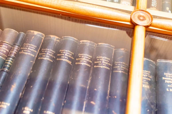 Schöne alte Bücher im Regal in der Bibliothek — Stockfoto