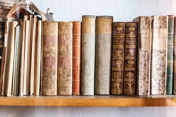 Schöne alte Bücher im Regal in der Bibliothek — Stockfoto