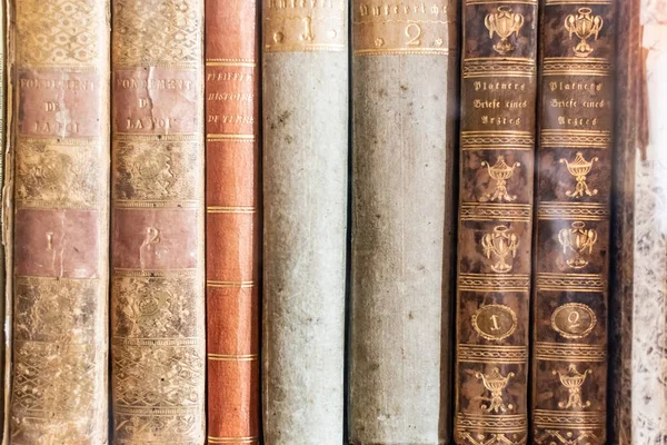 Красивые старинные книги на полке в библиотеке — стоковое фото