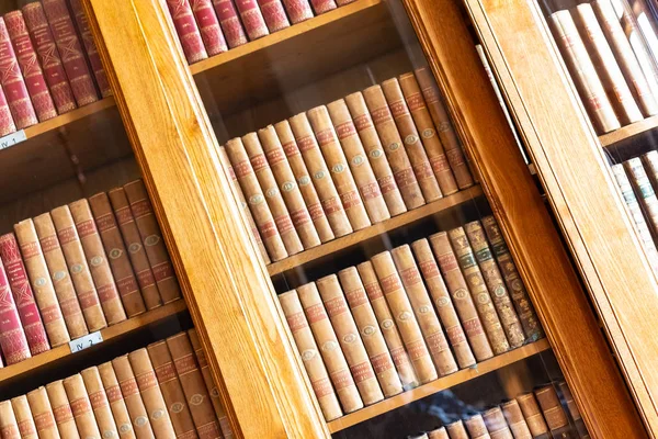 Beautiful ancient old books on shelf in the library — Stock Photo, Image