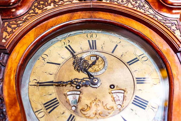 Красиві ретро і старі старовинні настінні годинники — стокове фото