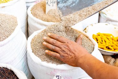 Kimyon tohum veya Kimyon tohumu bitkisel aroma gıda baharat ot mağaza arka planda Kuru