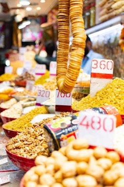 Baharat pazarı tüccarlar ve taze kurutulmuş meyve, fındık ve baharat çeşitli görüntüler. Eski Delhi, Hindistan