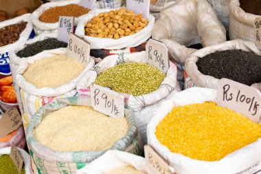 Yeni Delhi, Hindistan, Mar 30 2019 - Geleneksel baharatlı pazarda renkli baharatlar ve otlar ile Hint küçük dükkanlar