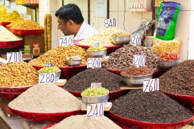 Yeni Delhi, Hindistan, Ara 30 2019 - Geleneksel sokak pazarında renkli baharat tozları ve otlar