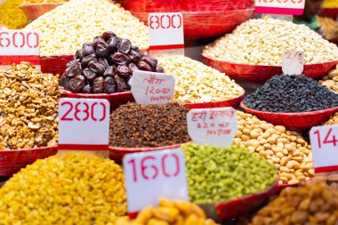Yeni Delhi, Hindistan, Mar 30 2019 - Geleneksel baharatlı pazarda renkli baharatlar ve otlar ile Hint küçük dükkanlar