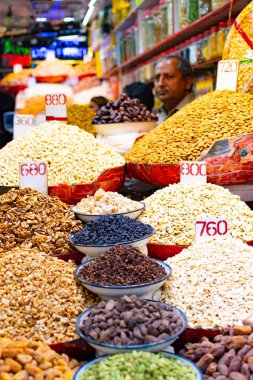 Yeni Delhi, Hindistan, Mar 30 2019 - Geleneksel sokak pazarında renkli baharat tozları ve otlar