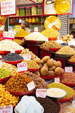 Yeni Delhi, Hindistan, Ara 30 2019 - Geleneksel sokak pazarında renkli baharat tozları ve otlar