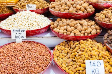 Yeni Delhi, Hindistan, Mar 30 2019 - Geleneksel baharatlı pazarda renkli baharatlar ve otlar ile Hint küçük dükkanlar