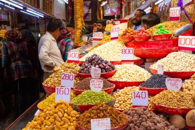 Yeni Delhi, Hindistan, Ara 30 2019 - Geleneksel sokak pazarında renkli baharat tozları ve otlar