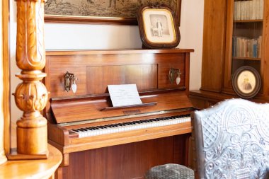 Radun Kalesi, Çek Cumhuriyeti, 7 Nisan 2019 - Kale tarzında piyano odasında eski ahşap piyano