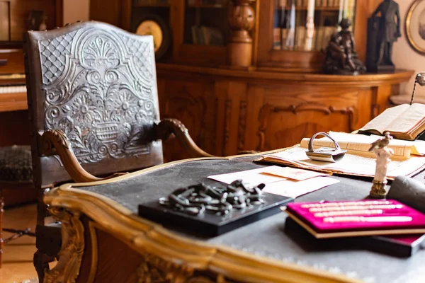 Radun Castle, República Checa, 7 de abril de 2019 - Classic Old Office Room con hermosa silla de madera y mesa enorme —  Fotos de Stock