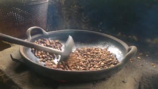 Traditionella kaffebönor rostning i en kastrull, handhållen sked flyttar bönor, 4K film video — Stockvideo