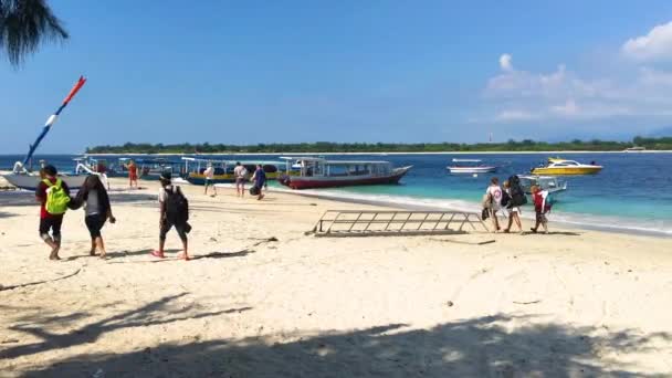 Gili Trawangan, Indonésie, 20 mars 2019 - Touristes marchant sur la plage de sable avec des bateaux de Gili Trawangan, Indonésie, vidéo 4k — Video