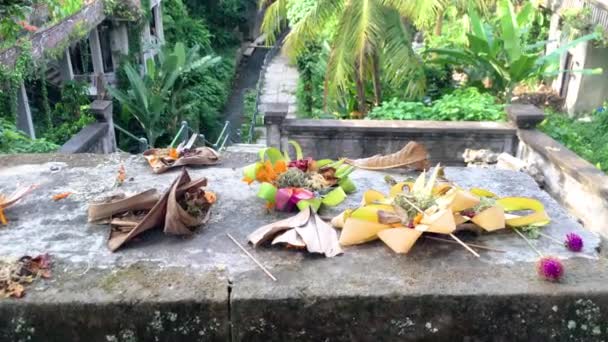 Wunderschönes Tal mit Tempeln und Angeboten an versteckte Götter, Ubud, Bali, Indonesien, 4k Videomaterial — Stockvideo