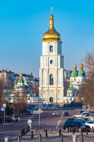 Квадрат з пішохідним тротуаром і пам'ятником княгині Ользі і на задньому плані дзвіниці Софії Православної Церкви — стокове фото