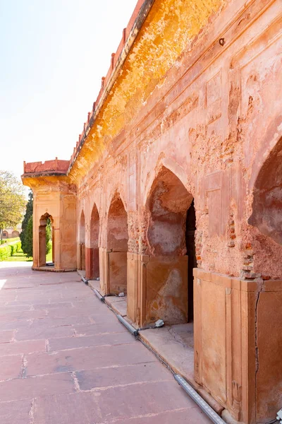 Prachtige graftombe van Safdarjungs, zandstenen en marmeren mausoleum in New Delhi, India — Stockfoto