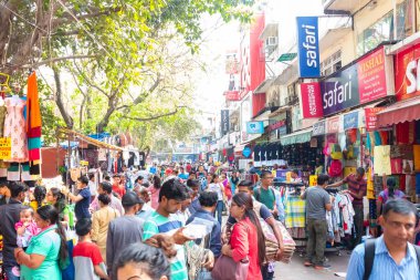 Hindistan, Yeni Delhi, 30 Mar 2019 - Yeni Delhi'nin merkezinde kalabalık giysi pazarı
