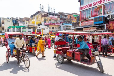 Hindistan, Yeni Delhi, 30 Mar 2019 - Hindistan'ın başkenti Yeni Delhi'nin işlek ve kaotik bir caddesinde insanlar araba kullanıyor