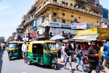 Hindistan, Yeni Delhi, 30 Mar 2019 - Hindistan'ın başkenti Yeni Delhi'nin işlek ve kaotik bir caddesinde insanlar araba kullanıyor