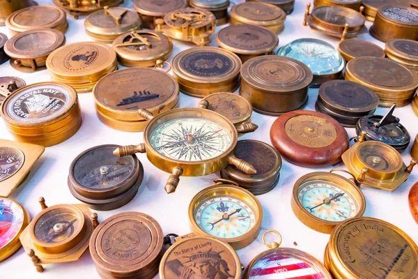 Beautiful and colorful vintage compasses, travel background — Stock Photo, Image