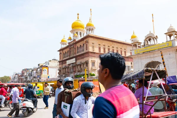 Inde, New Delhi, 30 mars 2019 - Les gens conduisent dans une rue animée et chaotique de New Delhi, la capitale de l'Inde — Photo