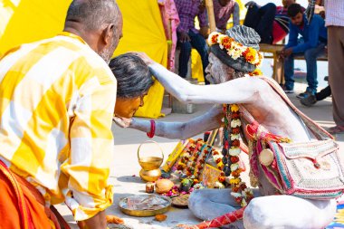 Varanasi, Hindistan, 10 Mar, 2019-tanımlanamayan Hindu Sadhu kutsal adam, Varanasi, Hindistan 'da Ganj nehrinin yakınında Ghat oturuyor