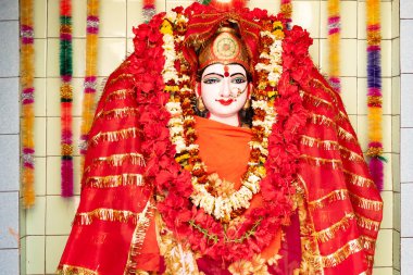 Hindu tanrıçası Mahankali idolü ile Oltar, Ganga Nehri yakınlarındaki Hindu Tapınağı, Varanasi, Hindistan