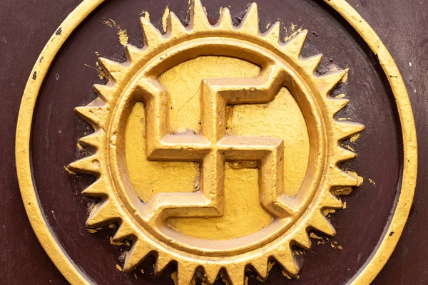 Gamalı haç oyulmuş ve tapınak, Hint kültüründe eski bir güneş Hinduizm sembolü, Hindistan, Varanasi bir kaya üzerine çizilmiş