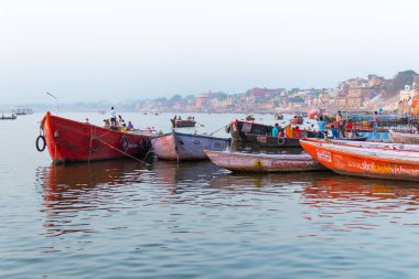 Varanasi, Hindistan, 23 Mart 2019 - Varanasi Ganj nehir ghat antik şehir mimarisi ile erken güzel gündoğumu sırasında bir tekne