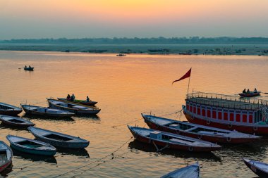 Ganga Nehri'nde insanlar bir tekne, Varanasi, Hindistan binmek ile Gün doğumu