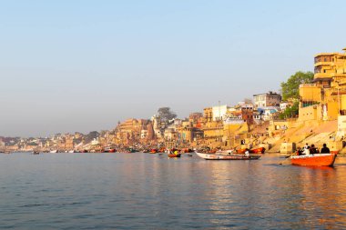 Varanasi, Hindistan, 23 Mart 2019 - Varanasi Ganj nehir ghat antik şehir mimarisi ile erken güzel gündoğumu sırasında bir tekne