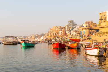 Varanasi, Hindistan, 23 Mart 2019 - Varanasi Ganj nehir ghat antik şehir mimarisi ile erken güzel gündoğumu sırasında bir tekne