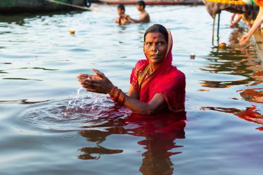 Varanasi, Hindistan, 27 Mar 2019 - Varanasi, Hindistan Ganga nehrinde tanrılara teklif yapan hindu kadın