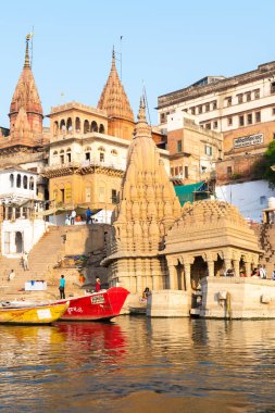 Hindistan, Varanasi, 27 Mar 2019 - Varanasi'de ghats Ratneshwar Mahadev, Manikarnika Ghat ve Scindia Ghat bir görünüm, erken gün doğumu sırasında, Ganj Nehri'nde bir tekneden alınan
