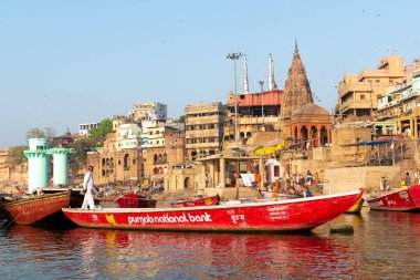 Varanasi, Hindistan, 23 Mart 2019 - Varanasi Ganj nehir ghat antik şehir mimarisi ile erken güzel gündoğumu sırasında bir tekne