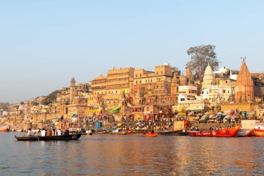 Varanasi, Hindistan, 23 Mart 2019 - Varanasi Ganj nehir ghat antik şehir mimarisi ile erken güzel gündoğumu sırasında bir tekne