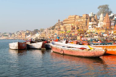 Varanasi, Hindistan, 23 Mart 2019 - Varanasi Ganj nehir ghat antik şehir mimarisi ile erken güzel gündoğumu sırasında bir tekne