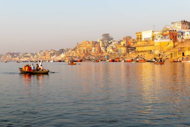 Antik mimariile Varanasi şehir, gün doğumunda Varanasi Hindistan'da kutsal ghats görünümü