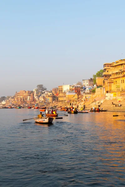 Varanasi, Indie, 23. března 2019-řeka Varanasi Ganges s starověkou městskou architekturou během časného východu slunce z lodi — Stock fotografie