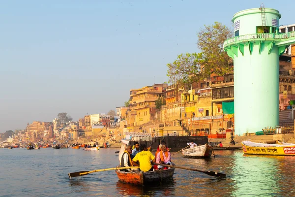 Varanasi, India, március 23, 2019-Varanasi Ganges folyó Ghat ősi városi építészet során a korai gyönyörű napfelkeltét egy csónakban — Stock Fotó