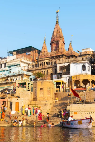 India, Varanasi, 27 Mar 2019-a kilátás a Ghatok Ratneshwar Mahadev, Manikarnika Ghat és Scindia Ghat a Varanasi, a korai napfelkeltét, vett egy csónak a Ganges folyó — Stock Fotó