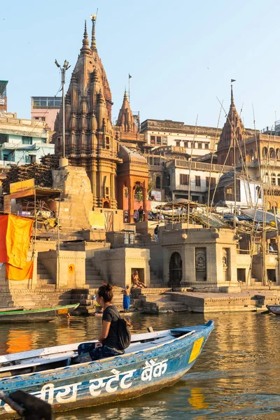 India, Varanasi, 27 Mar 2019-a kilátás a Ghatok Ratneshwar Mahadev, Manikarnika Ghat és Scindia Ghat a Varanasi, a korai napfelkeltét, vett egy csónak a Ganges folyó — Stock Fotó