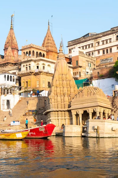 India, Varanasi, 27 Mar 2019 - A view of the ghats Ratneshwar Mahadev, Manikarnika Ghat and Scindia Ghat in Varanasi, during early sunrise, taken from a boat in the Ganges River — Stock Photo, Image