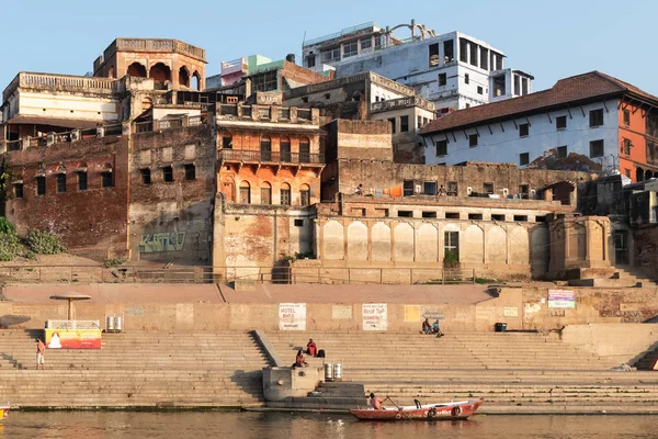 Varanasi város az ókori építészet, kilátás a Szent Ghatok a Varanasi India napkelte — Stock Fotó