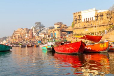 Varanasi, Hindistan, 23 Mart 2019 - Varanasi Ganj nehir ghat antik şehir mimarisi ile erken güzel gündoğumu sırasında bir tekne